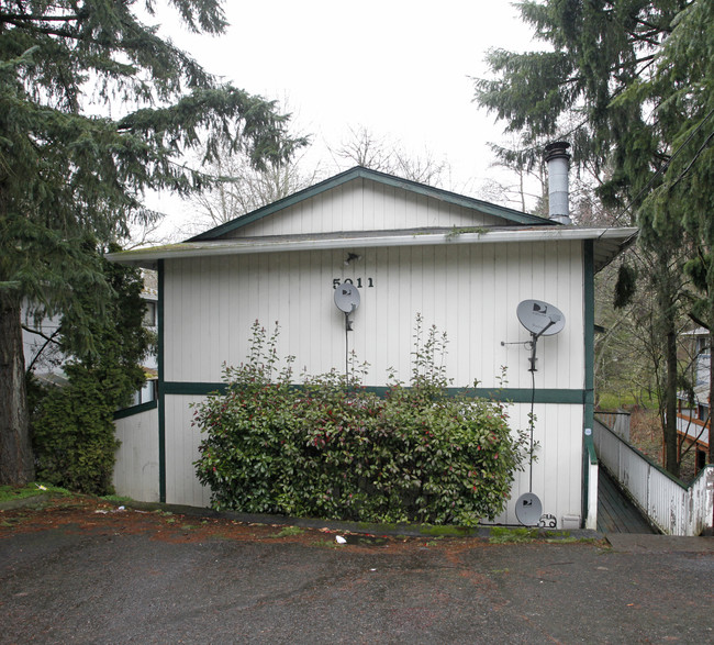 5011 SW Beaverton-Hillsdale Hwy in Portland, OR - Building Photo - Building Photo