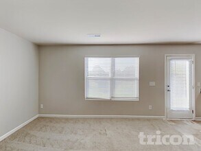 325 Emilies Crossing Way in Lillington, NC - Foto de edificio - Building Photo