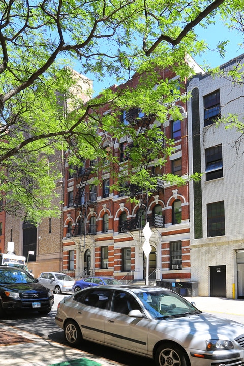 221 E 94th St in New York, NY - Building Photo