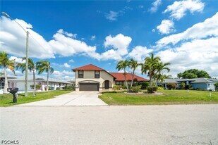 305 SE 19th Terrace in Cape Coral, FL - Building Photo