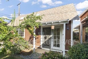 1233 Fulton St in Modesto, CA - Building Photo