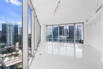 92 SW 3rd St in Miami, FL - Building Photo - Building Photo
