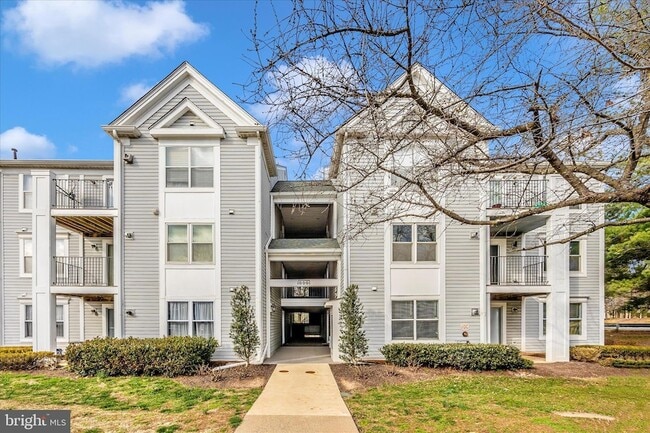 10001 Vanderbilt Cir, Unit 4 in Rockville, MD - Building Photo - Building Photo