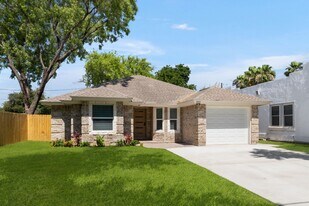 211 N 8th St in McAllen, TX - Building Photo