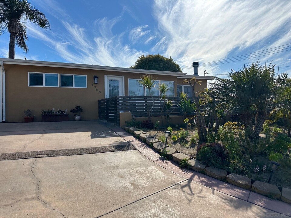 1703 Thomas St in San Diego, CA - Building Photo