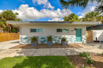 637 75th Ave in St Pete Beach, FL - Foto de edificio - Building Photo