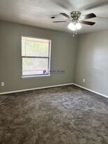 555 W 27th St S in Wichita, KS - Building Photo