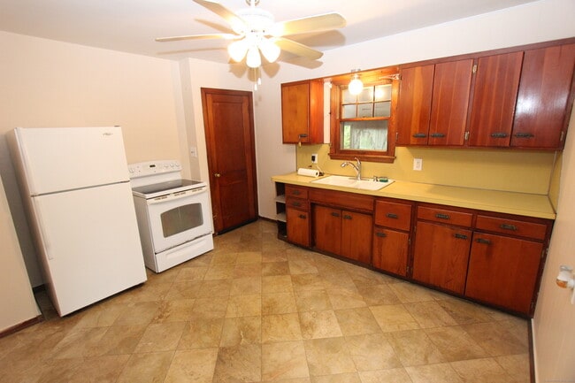 22 Brook St in Seymour, CT - Building Photo - Building Photo