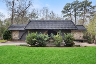 827 W Magnolia St in Livingston, TX - Building Photo - Building Photo