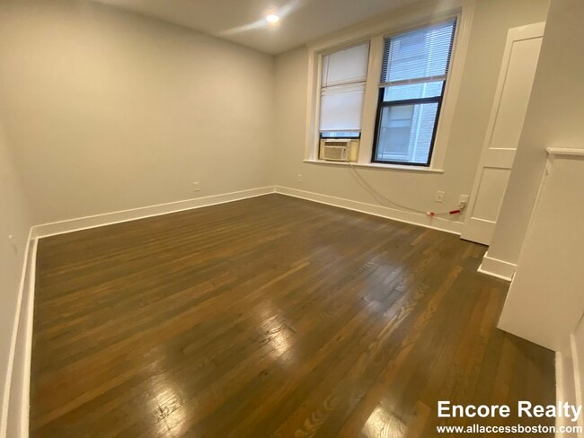 19 Peterborough St, Unit 2 in Boston, MA - Foto de edificio - Building Photo