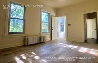919 E Brady St-Unit -Upper in Milwaukee, WI - Building Photo - Building Photo