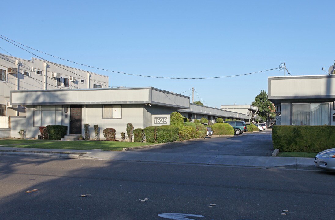 1629 N Holly Dr in Tracy, CA - Foto de edificio