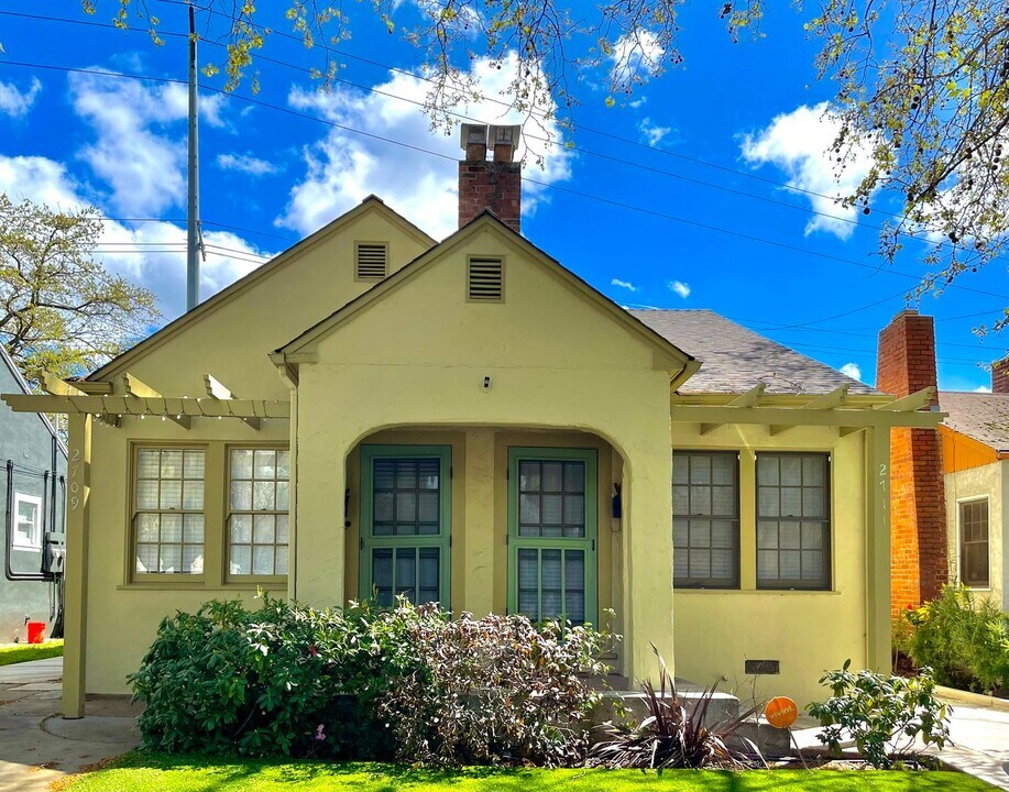 2709-2711 Freeport Blvd in Sacramento, CA - Building Photo