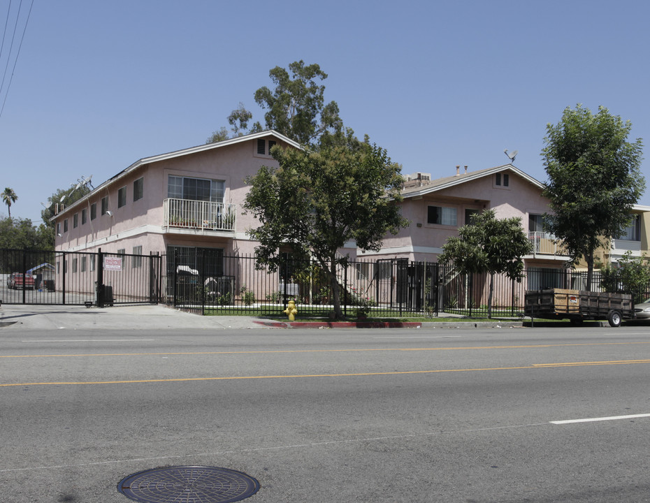 7435 Vineland Ave in Sun Valley, CA - Building Photo