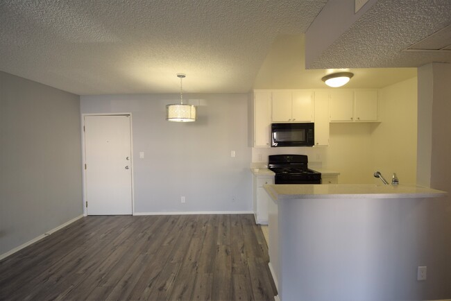 Hamlin Apartments in North Hollywood, CA - Building Photo - Building Photo