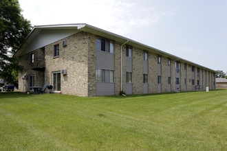 Seville Apartments in Whitewater, WI - Foto de edificio - Building Photo