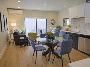 1096 E Fairhaven Ave in Burlington, WA - Foto de edificio - Building Photo