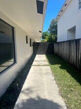 1610 NE 17th Ave in Fort Lauderdale, FL - Foto de edificio - Building Photo