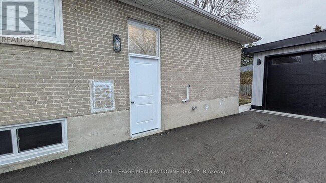 104 Lynedock Crescent in Toronto, ON - Building Photo - Building Photo