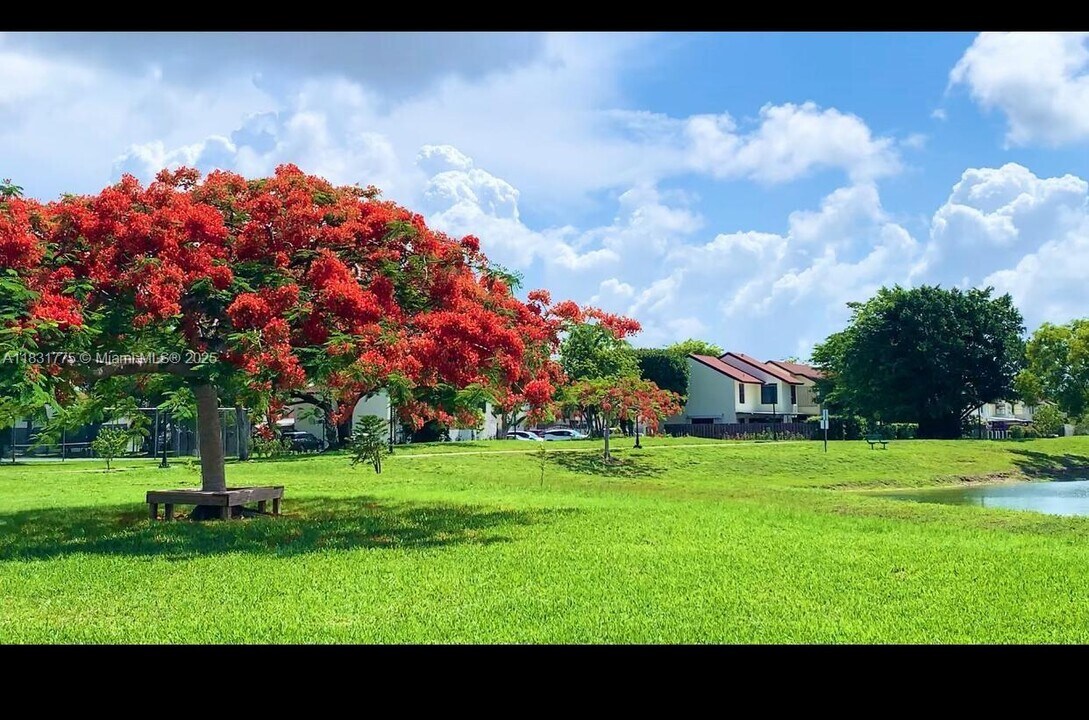 10242 NW 7th St in Miami, FL - Building Photo