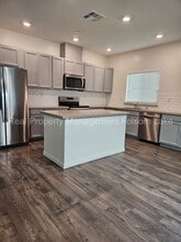 3823 Roseparke Way in Sacramento, CA - Building Photo - Building Photo
