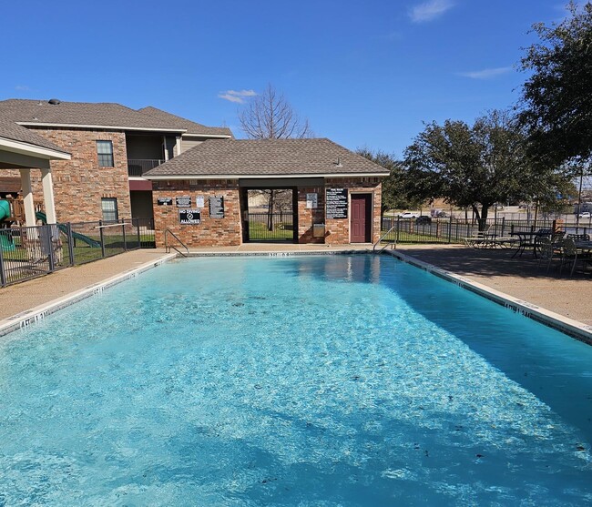 Crestview Place Apartments in Decatur, TX - Building Photo - Building Photo