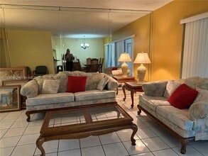 9901 NW 9th St Cir in Miami, FL - Building Photo - Building Photo