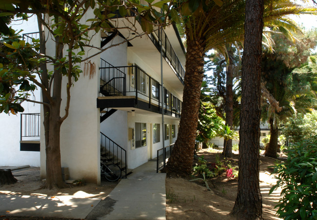 Villa Flores Apartments in Santa Barbara, CA - Building Photo - Building Photo