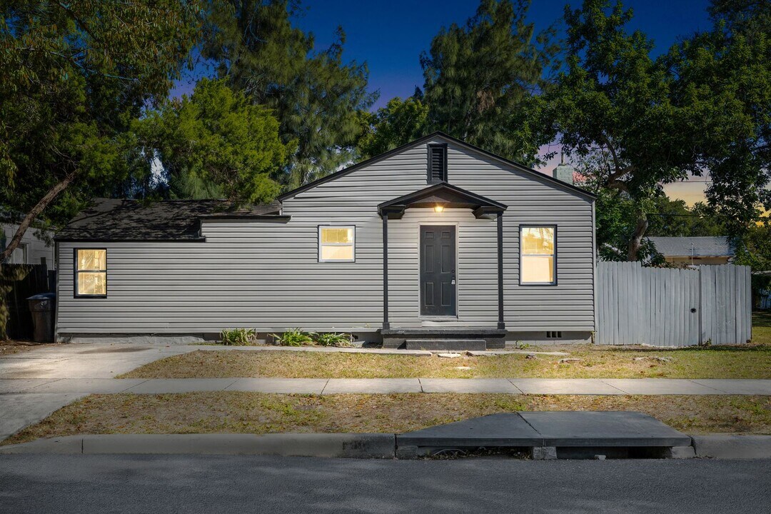 1500 15th St S in St. Petersburg, FL - Foto de edificio