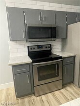 466 E Sunset Rd in Henderson, NV - Building Photo - Building Photo