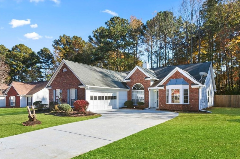 2049 Manor Oak Ln in Buford, GA - Building Photo