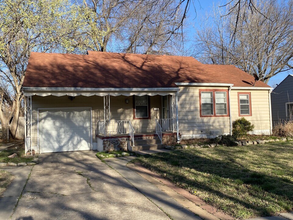 1014 N Parkwood Ln in Wichita, KS - Building Photo