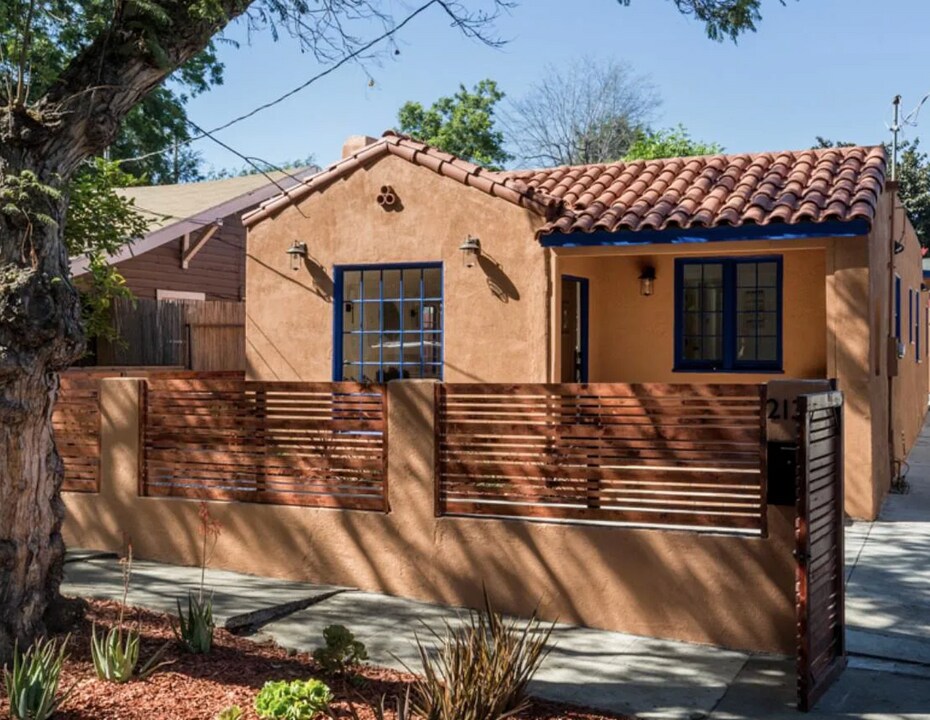 2135 Clinton St in Los Angeles, CA - Building Photo