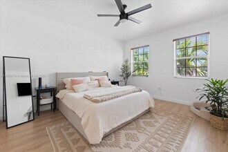 17165 SW 94th St in Miami, FL - Foto de edificio - Building Photo