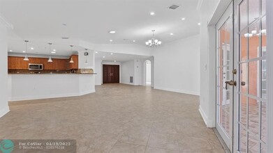 70 NW 159th St in Miami, FL - Foto de edificio - Building Photo
