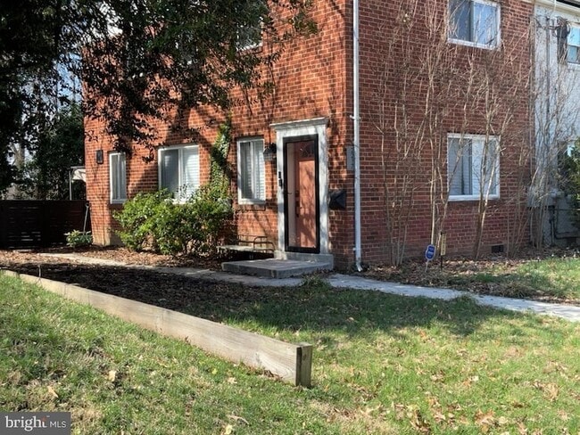 2217 Gaylord Dr in Hillcrest Heights, MD - Foto de edificio - Building Photo