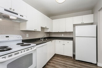 Southdale Park Apartments in Edmonton, AB - Building Photo - Building Photo