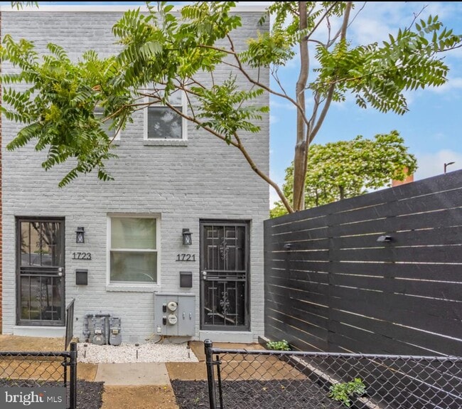 property at 1723 Gales Pl NE