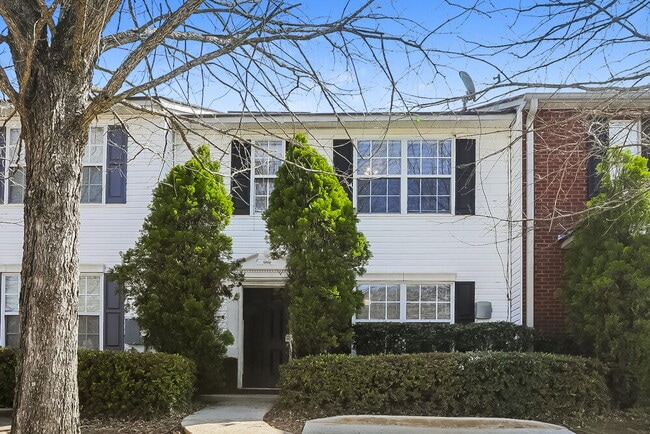 property at 2286 Strathmoor Manor Dr