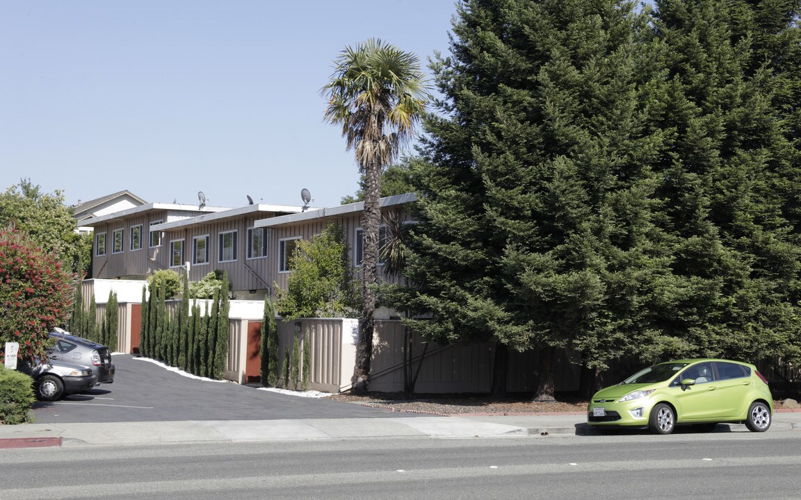 19954 Lake Chabot Rd in Castro Valley, CA - Building Photo