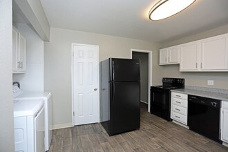 Eagle Crest in Lakewood, CO - Building Photo - Interior Photo