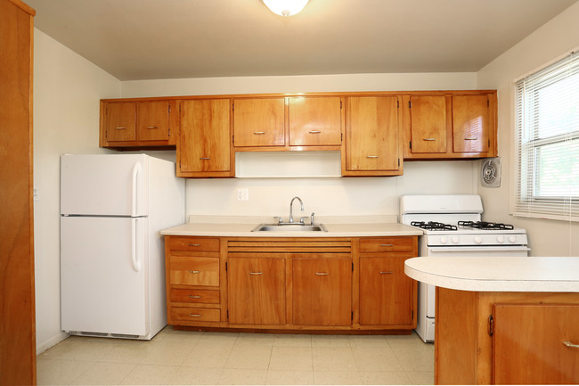 Manor House Apartments in Bloomfield, CT - Building Photo - Interior Photo