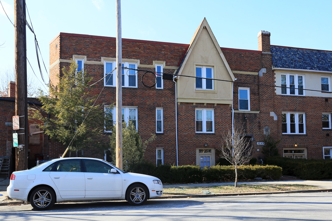 4240 39th St NW in Washington, DC - Foto de edificio