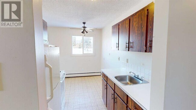 9656-9656 Hillcrest Dr in Grande Prairie, AB - Building Photo - Building Photo