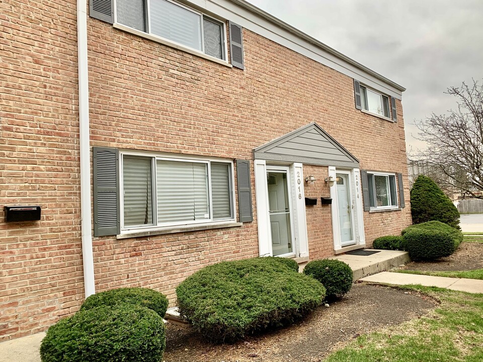 2016 Maple Ave in Northbrook, IL - Building Photo