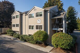 Juanita Crest Condominium in Kirkland, WA - Building Photo