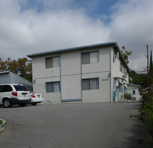 3247 Honolulu Ave in La Crescenta, CA - Foto de edificio - Building Photo