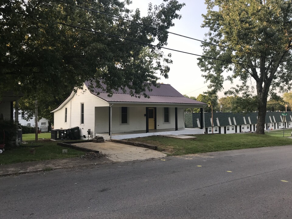 204 Spring St in Dickson, TN - Building Photo