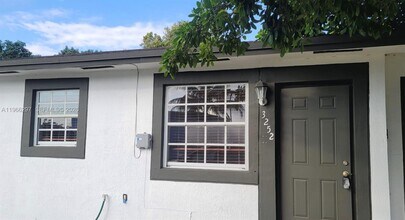 3252 NW 94th St in Miami, FL - Building Photo - Building Photo