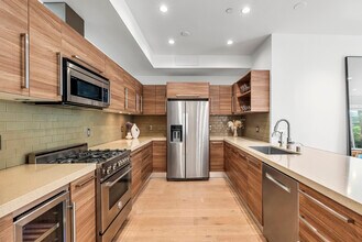 855 N Croft Ave, Unit 301 in Los Angeles, CA - Building Photo - Building Photo